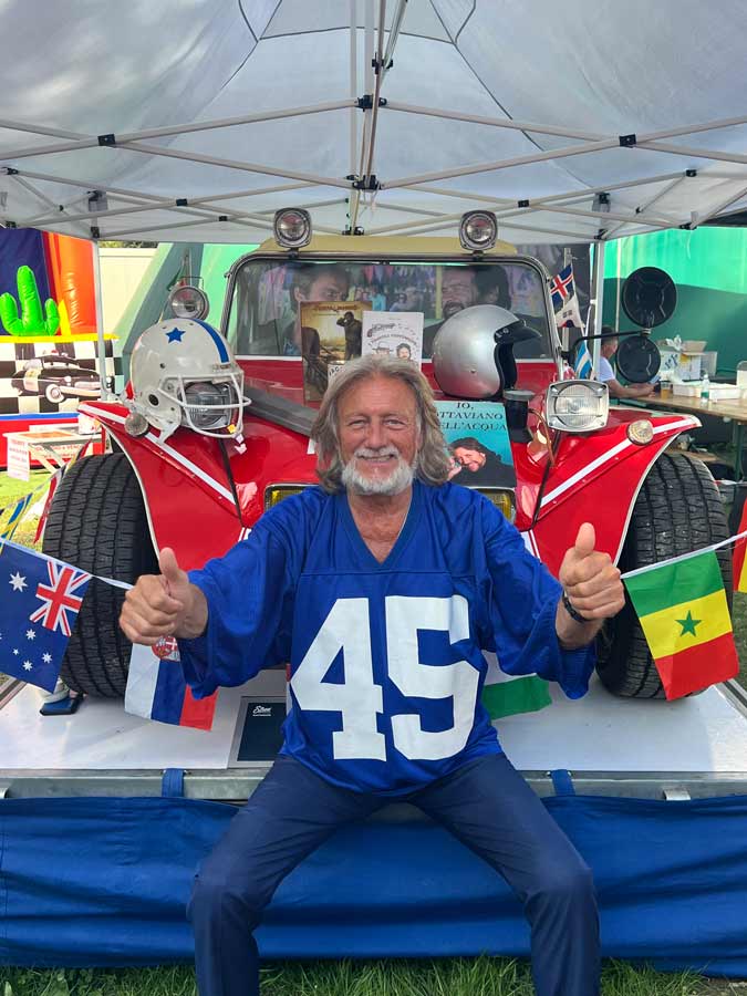 Ottaviano seduto davanti alla dune buggy di ...altrimenti ci arrabbiamo!