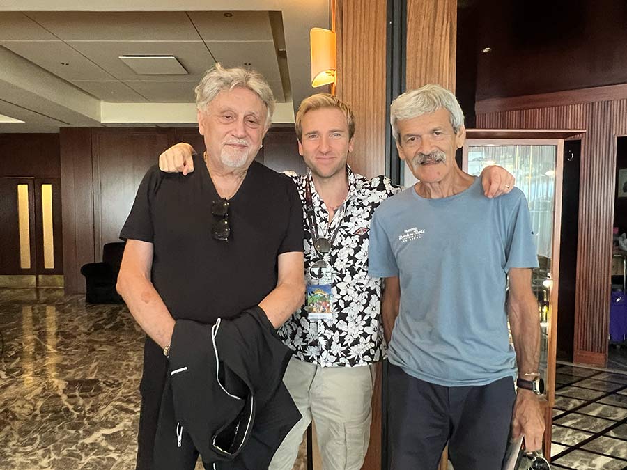 Tre persone in piedi all'interno della hall di un hotel